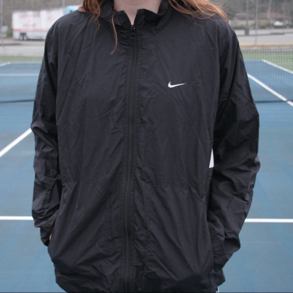VINTAGE BLACK AND WHITE NIKE LIGHT JACKET